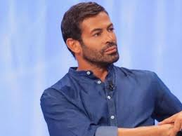 Intervista a gianni sperti durante la trasmissione il salotto del vip con capano stefano. Gianni Sperti Biografieppiu