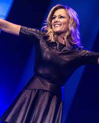 Schau das video für atemlos durch die nacht von helene fischer's farbenspiel kostenlos und sieh dir coverbilder, songtexte und ähnliche künstler an. Atemlos Durch Die Nacht Lyrics Song Words Video And Info