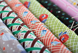 Motif pada wallpaper dinding kamar juga penting untuk dipilih dengan cermat. Kertas Kado Cara Menghias Kamar Cara Membuat Wallpaper Dinding Dari Kertas Kado 750x513 Wallpapertip
