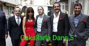 Serinin önceki filmlerinde olduğu gibi murat şeker'in yönetmen koltuğunda oturduğu çakallarla dans 5, yolları ayrı düşen ekibin kayınço gökhan'ın 17 yaşında bir kızının olduğu ortaya çıkmasıyla başından. Cakallarla Dans 5 Komik Sahneleriyle One Cikiyor Cakallarla Dans 5 Full Izle Fragman Webmgon Guncel Haber Ve Bilgi Portali