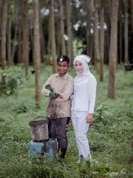 Tempat wisata lampung paling mempesona dan populer. Cinta Tak Pandang Status Prewedding Perawat Cantik Dan Penyadap Karet Viral