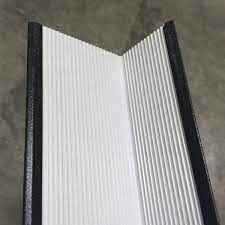 Pour habiller la lambourde dans le sens longitudinal (lames transversales), fixer la cornière sur la lambourde. Corniere Pvc Gris Anthracite 40 X 60