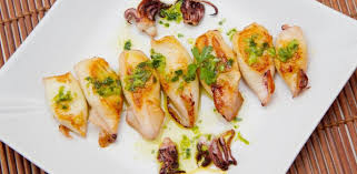 Prepara esta receta dorando los calamares con rapidez, aderezados únicamente con una salsa de ajo y perejil a fuego fuerte para que se doren con rapidez. Como Cocinar Calamares Con Ajo Y Perejil Para Que Queden Tiernos