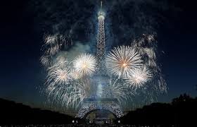 L'endroit incontournable et surtout somptueux où il faut profiter du feu d'artifice au moins une fois dans sa vie sont les bords de seine face à la tour eiffel. Feu D Artifice Du 14 Juillet 2021 Paris Office Du Tourisme Paris