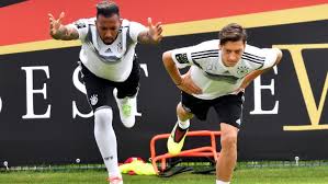 Für kritik oder anregungen füllen sie bitte die nachfolgenden felder aus. Mesut Ozil Kritik An Joachim Low Wegen Rauswurf Von Jerome Boateng Fussball Nationalmannschaft Sport Bild