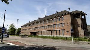 Het zaad van karbaat laat de gevolgen zien van de emotionele erfenis die vruchtbaarheidsarts karbaat teweeg heeft gebracht.in een nagebouwde kliniek delen moeders en hun kinderen openhartig hun verwarring, boosheid en verdriet met de kijker. Nz8dxuaj5bmfym