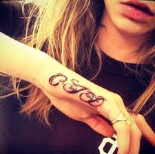 Side Hand Tattoos Writing 26 Hand Tattoos For Women Pemotions Com Cara Delevingne Tattoo Neck Tattoo Cara Delevingne