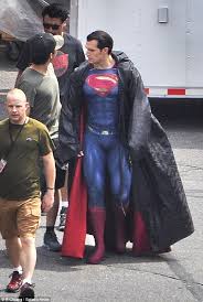 Black And Silver Zack Snyder Superman Suit Henry Cavill Shows Off His Muscles In Superhero Costume On The Set Superhelden Bodys Held