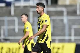 La parola italiana libro deriva dal latino liber.il vocabolo originariamente significava anche corteccia, ma visto che era un materiale usato per scrivere testi (in libro scribuntur litterae, plauto), in seguito per estensione la parola ha assunto il significato di opera letteraria. Reviersport