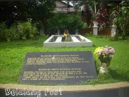 Beliau dilahirkan oleh pasangan pandak mayah dan endah alang. Belalang Post Lagenda Sumpahan Mahsuri Dikatakan Kisah Facebook