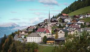 Uncover the quaint beauty and scenic charm of santa cristina ahead of your holiday and find out about the cultural treasures that await you here. Accommodations In Santa Cristina Val Gardena St Christina In Groden Holidays In South Tyrol
