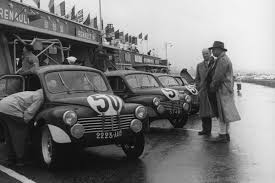 Renault 4cv Aux 24 Heures Du Mans 1951 Le Mans Voiture De Course Renault