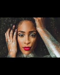 Glitter & Glamour 🌨🌨 When your outdoor flash close up looks like a studio  shoot 📸📸 Thanks for having me again, @trapxart 🎨🎨