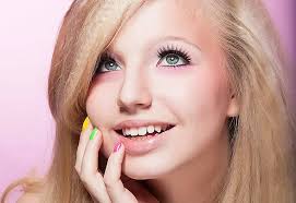 Pandangan Dekat Seorang Wanita Menyabunkan Tangannya Dengan Sabun Semasa  Membasuhnya Foto Dan Gambar Untuk Muat Turun Percuma