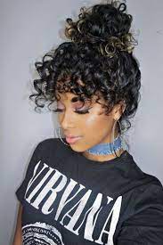 Frange Avec Cheveux Boucles Chignon Cheveux Boucles Coiffures Bouclees Naturelles Idees De Coiffures