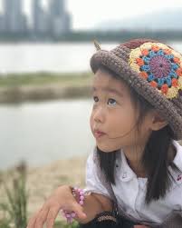 kisu.lee.83 고명 따님 소울양 모델~ 몽골산 램스울로 정성껏 제작했어요~ 마감처리도 꼼꼼해서 기계로 찍어내는 모자와는 비교  하심 #앙대요 라사모자 스탈로 올 겨울은 모티브 포인트로 계속 제작 하고 있어요 소량만 제작하기 때문에 그 점