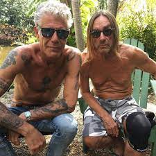 Anthony bourdain nació en nueva york el 25 de junio de 1956 y se crio en leonia, nueva jersey, siendo el mayor de dos hijos.su padre, pierre bourdain, era ejecutivo de columbia records especializado en música clásica, 5 6 mientras que su madre, gladys, era periodista del new york times. Anthony Bourdain S Mom Says She Is Going To Have Tony Tattooed On Her Wrist People Com