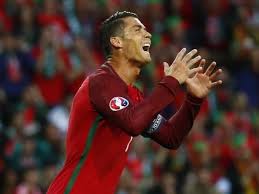 The new portugal euro 2016 home kit combines two shades of red with green elements, creating a based on the same design as the new england and france euro 2016 kits, the new portugal euro. Euro Nieuws Cristiano Ronaldo Jubileert In Gewijzigd Elftal