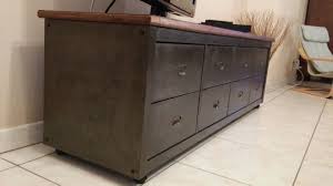 Reprenant les codes du style industriel, le buffet bas florence séduit par ses surfaces à l'aspect bois. Banc Tele De Style Industriel Avec Kallax Meuble Metal Ikea Meuble Style Industriel Style Industriel