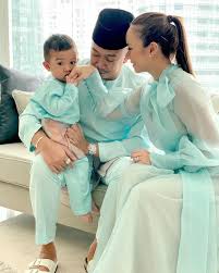 Nora sekali lagi dikritik netizen apabila baju rayanya pada tahun ini dikecam tidak sopan apabila 'membelanjakan' sebahagian kakinya kepada umum. Raya Ke Krismas Sedondon Bersama Keluarga Baju Raya Nora Danish Dikritik Kisah Dunia