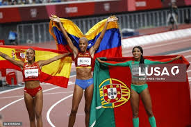 Sendo que o salto com impulsão em um só pé será feito de modo que o atleta caia primeiro sobre o mesmo pé que deu a implusão; Uvvtqegy2be4nm