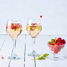 This collection of cocktail recipes contains some fantastic ideas for incorporating prosecco into your next drinks party. Himbeer Holunder Cocktail Aldi Rezeptwelt