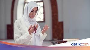 Yuk, kita panjatkan doa kedua orangtua setiap hari. Doa Untuk Kedua Orang Tua Arab Latin Dan Artinya