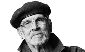 Kosta Boda Vaso com pé de aro vermelho, laranja