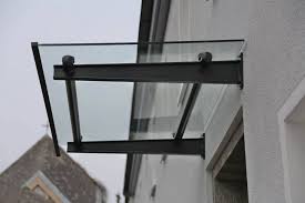 Vordach Aus Lackiertem Stahl Und Glas Hausturvordach Glasvordach Vordach Glas Hauseingang