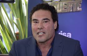 Eduardo Yáñez vuelve a confrontarse con una reportera en un event...