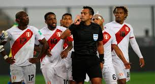 El seleccionado de brasil, gran favorito al título, jugará mañana ante chile, que espera poder contar al fin con el delantero alexis sánchez, en un partido válido por los cuartos de final de la dt: Peru Vs Brasil Julio Bascunan El Polemico Arbitro Que Influyo En La Derrota Bicolor En El Estadio Nacional