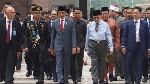 Siti hasmah, mereka dikurniakan 4 orang anak dan telah mengambil 3 orang lagi sebagai anak angkat. Eks Pm Malaysia Sebut Anak Indonesia Belajar Agama Kebanyakan Benarkah