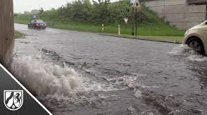 Ein unwetter in nrw hat wieder einmal münster getroffen. Unwetter In Duisburg Setzt Strassen Unter Wasser Youtube