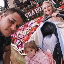 Minha filha, mesmo pequenininha, sinto que você me ensina todos os dias  muito mais do que eu tenho ensinado a ti. Obrigado por ter chegado na minha  vida e ter dado um