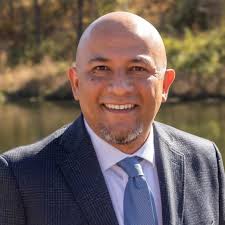 Ed Salinas's Instagram, Twitter & Facebook