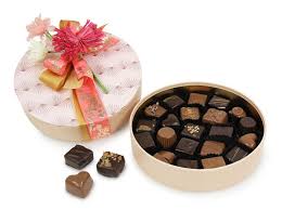 Boite De Chocolats De Couleur Corail Garnie De 12 Chocolats De Fabrication Artisanale Ideal A Offrir A Boite Chocolat Cadeau Chocolat Chocolat Saint Valentin