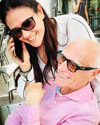 specialday AUGURI DADDY❤️🎂🥂 esprimi un desiderio e regalati un sorriso!  il motto di mio PAPÀ ☀️ un gemello nato sotto il segno dei gemelli! Che  creatività 😅 HAPPYBIRTHDAY anche allo #zioMike (il