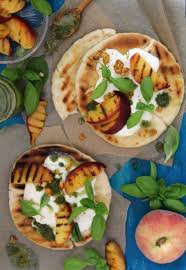 Naan Pizza Mit Burrata Pfirsich Und Basilikum Schnelle Pizza Fur Jeden Tag Vegetarisch Gesund Und Lecker Slowlyveggie Slo Naan Pizza Vegetarisch Rezepte