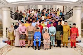 Perdana menteri baru malaysia meminta dukungan mahathir mohammad, mantan perdana menteri negara ini untuk mendukung kabinetnya. Yab Perdana Menteri Tun Dr Dr Mahathir Bin Mohamad Facebook