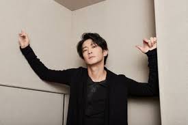 津田健次郎の身長と若い頃！昔のイケメン画像や似てる有名人も紹介 | Aidoly[アイドリー]｜ファン向けエンタメ情報まとめサイト さん