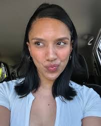 Wendy Arias's Instagram, Twitter & Facebook