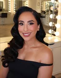 Hiiii there! My name is Mallory and I'm a pro makeup artist of 13 years in  Fort Wayne. I took a break from weddings, but am back in action! Feel free  to