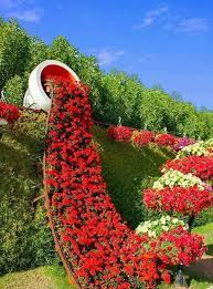 22 Fun Spilled Flower Pot Ideas To Brighten Your Yard With Style Idee Giardino Fiorito Giardino Sculture Da Giardino