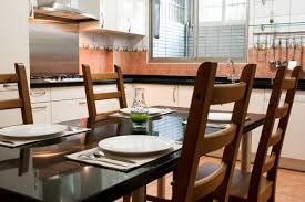 Tables rondes et tables rectangulaires en bois massif avec rallonge livrées à domicile. Table De Cuisine Prix Et Modeles Ooreka