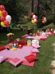 Beautiful diy party supplies, cake, decorations and ideas for a pretty garden party and outdoor movie. Picknick Ideen Fur Ein Erholsames Wochenende Im Freien Picnic Birthday Party Summer Party Decorations Party Decorations