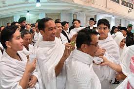 Arti mimpi potong rambut pendek. Presiden Potong Rambut Putranya Lengkapi Ibadah Umroh Antara News Ambon Maluku