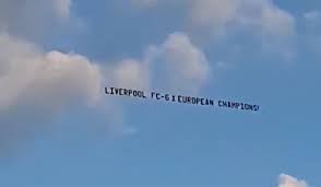 Tous les tarifs incluent l'impression et les finitions. Des Fans De Liverpool Se Paient Une Banderole Aerienne Pour Se Moquer De Manchester United En Australie Video Le Soir