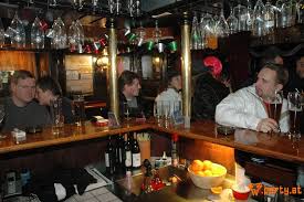 En härlig snygg taverna, inredningen är coolt, mörka träbord och stolar, ölaffischer och emaljer som pryder väggarna och massor av sittmöjligheter spredas i hela denna pub både inuti och utanför med utsikt över de livliga och livliga.gatorna runt denna krog. Party At Photos Modlinger Fasching 5 Haus Der Biere Ratzhaus
