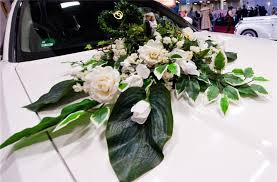 Tausende verschiedene dekorationen in unzähligen farbkombinationen, formen und größen stehen ihnen zur verfügung. Blumenschmuck Am Hochzeitsauto Nicht Zu Opulent Gestalten