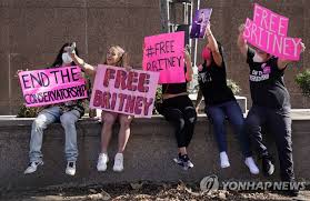 브리트니 스피어스 baby one more time. ë¸Œë¦¬íŠ¸ë‹ˆì—ê²Œ ìžìœ ë¥¼ ë‹¤íë©˜í„°ë¦¬ê°€ ë¶ˆë¶™ì¸ ì¹œë¶€ í›„ê²¬ì¸ ë…¼ìŸ ì—°í•©ë‰´ìŠ¤